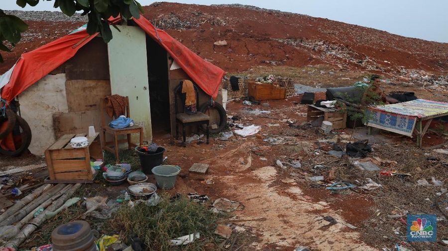 Sebanyak 50 keluarga mendiami tempat ersebut.