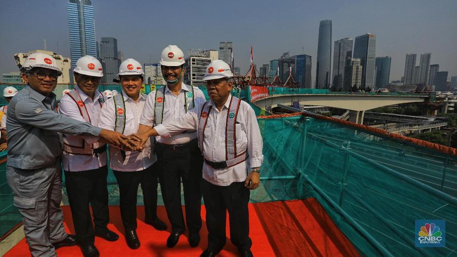 Menteri Perhubungan Budi Karya Sumadi (depan kiri) dan Menteri PUPR Basuki Hadimuljono ( depan belakang) bersama Menteri BUMN Erick Thohir (belakang kiri) dan Menteri Koordinator Bidang Kemaritiman dan Investasi, Luhut Binsar Pandjaitan (belakang kanan) melakukan Seremonial Pengecoran Closure Tengah Jembatan Lengkung Bentang Panjang Kuningan Kereta Api Ringan / Light Rail Transit Terintegrasi Wilayah Jabodebek di kawasan Gatot Subroto, Senin (11/11/2019). (CNBC Indonesia/Andrean Kristianto