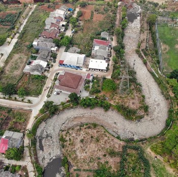 Jorok, Sampah Plastik Mengular Penuhi Kali Jambe