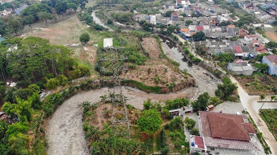 Berbagai jenis barang seperti sampah plastik, kayu, styrofoam, hingga sisa tumbuhan terlihat memadat.