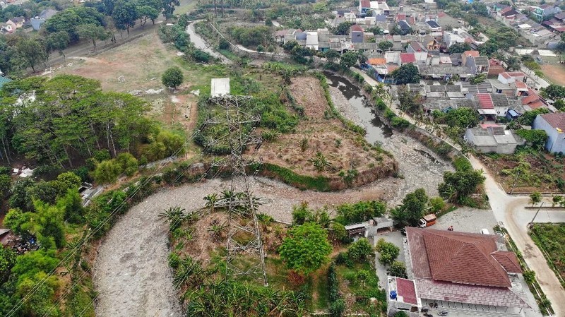 Berbagai jenis barang seperti sampah plastik, kayu, styrofoam, hingga sisa tumbuhan terlihat memadat.