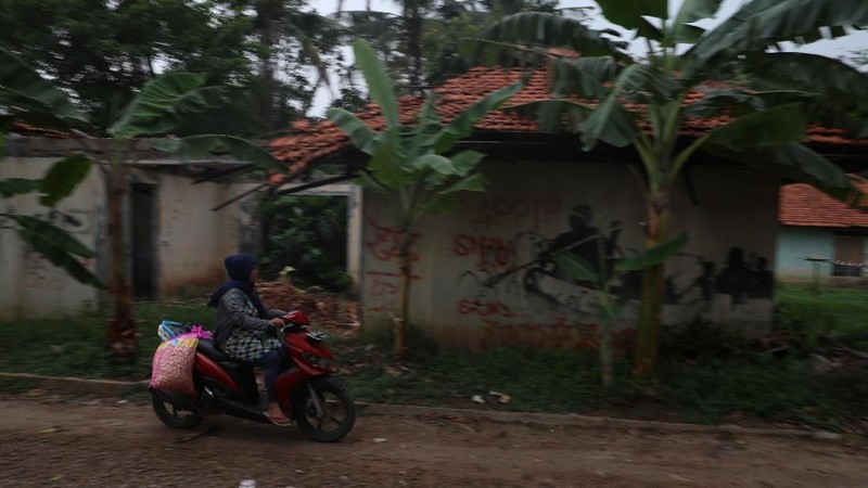 Dahulu, orang Vietnam masuk sekitar tahun 1976 hingga 1977 dan tidak lama kemudian atau sekitar tahun 1981 keluar meninggalkan kampung dukuh.
