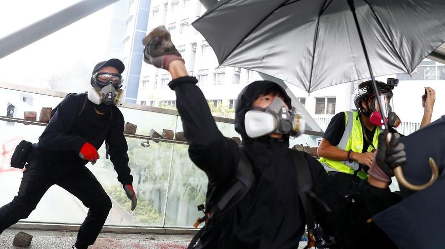 Demonstrasi makin menjadi-jadi di Hong Kong, Selasa (12/11/2019). Demo memanas paska penembakan seorang demontran oleh polisi, Senin lalu.