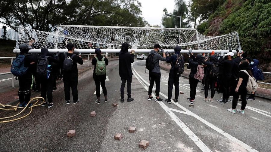 Demonstrasi makin menjadi-jadi di Hong Kong, Selasa (12/11/2019). Demo memanas paska penembakan seorang demontran oleh polisi, Senin lalu.