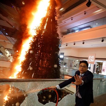 Makin Anarkis, Demonstran Hong Kong Bakar Pohon Natal di Mall