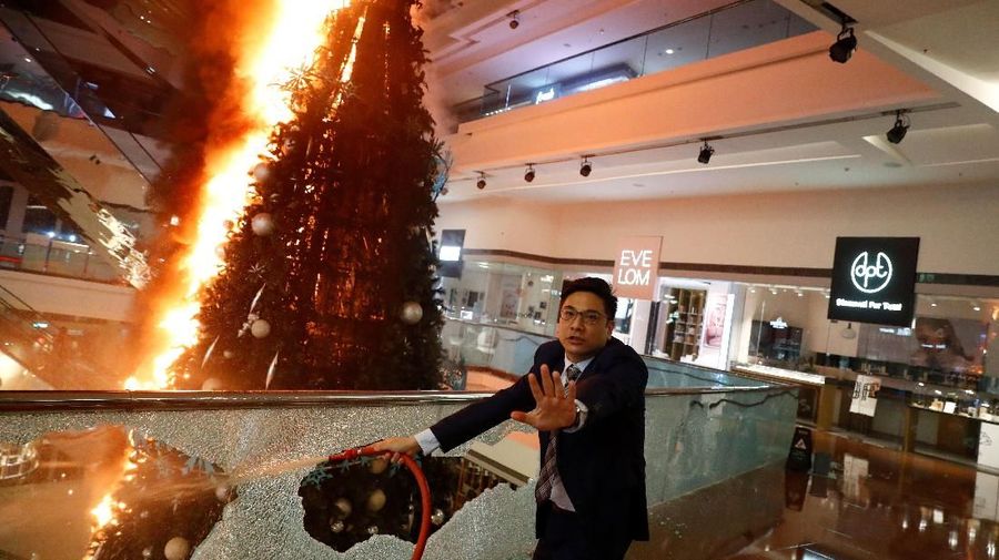 Aksi ekstrim pengunjuk rasa tak hanya di situ saja. Pendemo bakar pohon natal raksasa yang dipajang di dalam mall.