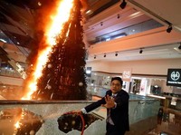 Makin Anarkis, Demonstran Hong Kong Bakar Pohon Natal di Mall