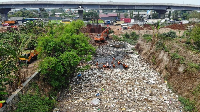 Berbagai jenis barang seperti sampah plastik, kayu, styrofoam, hingga sisa tumbuhan terlihat memadat.