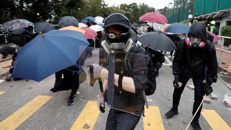 Demonstrasi makin menjadi-jadi di Hong Kong, Selasa (12/11/2019). Demo memanas paska penembakan seorang demontran oleh polisi, Senin lalu.