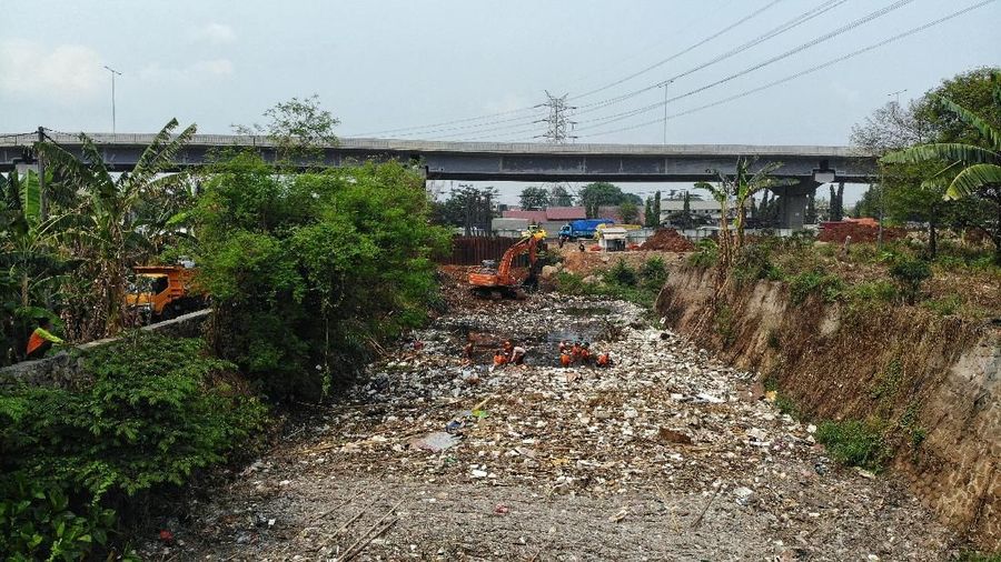 Berbagai jenis barang seperti sampah plastik, kayu, styrofoam, hingga sisa tumbuhan terlihat memadat.