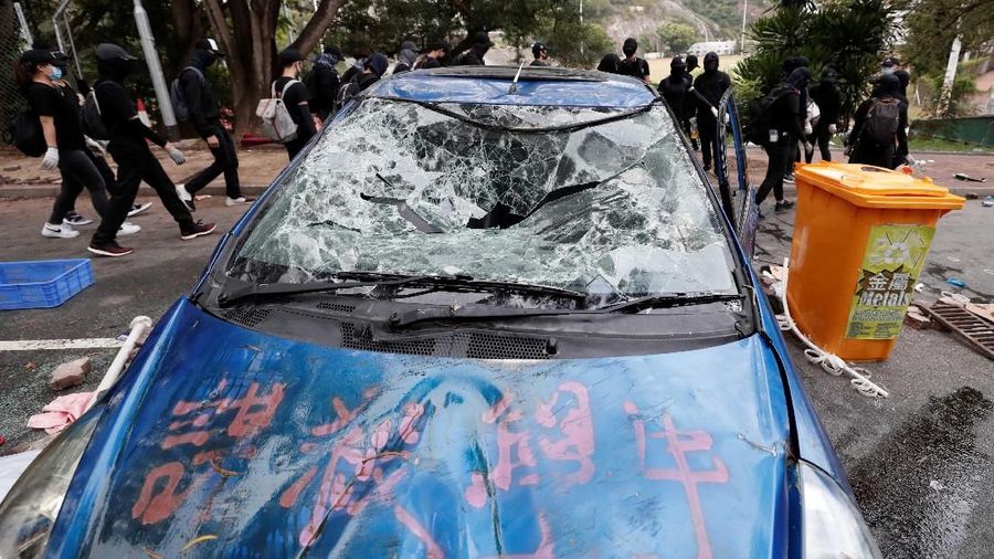 Demonstrasi makin menjadi-jadi di Hong Kong, Selasa (12/11/2019). Demo memanas paska penembakan seorang demontran oleh polisi, Senin lalu.