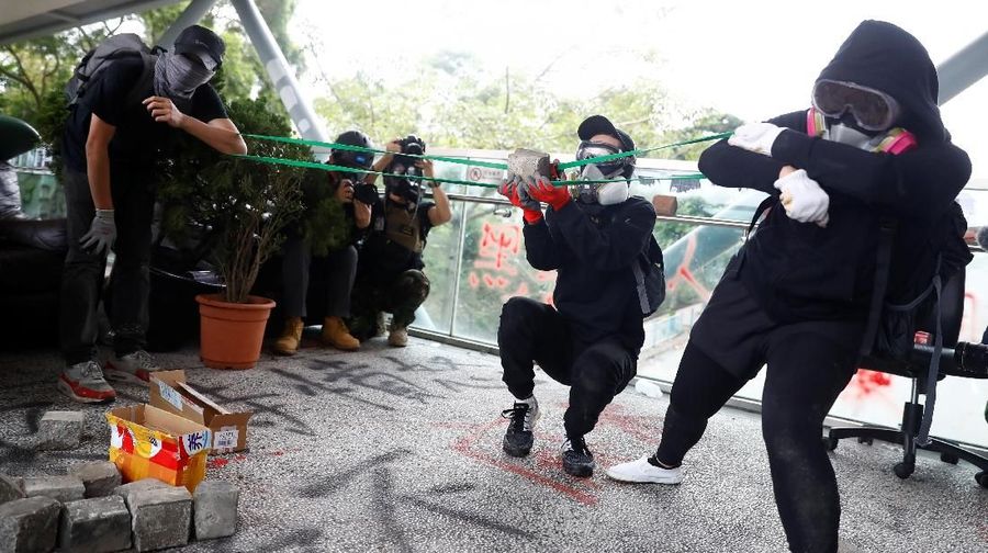 Demonstrasi makin menjadi-jadi di Hong Kong, Selasa (12/11/2019). Demo memanas paska penembakan seorang demontran oleh polisi, Senin lalu.