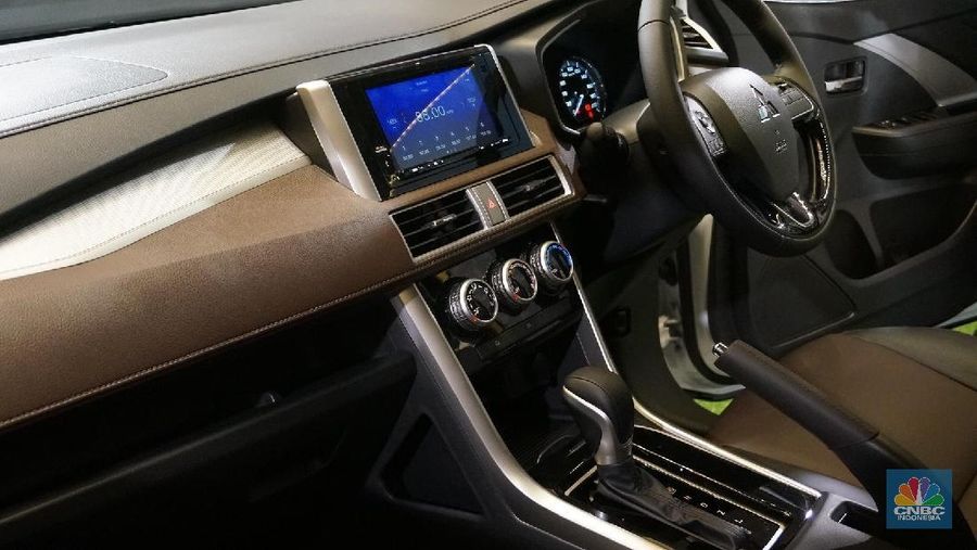 Mobil Xpander Cross ini merupakan gabungan dari karakter kendaraan khas multi purpose vehicle (MPV) dengan kendaraan sport utility vehicle (SUV).