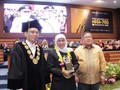 Khofifah Raih Penghargaan Alumni Berprestasi Unair 2019