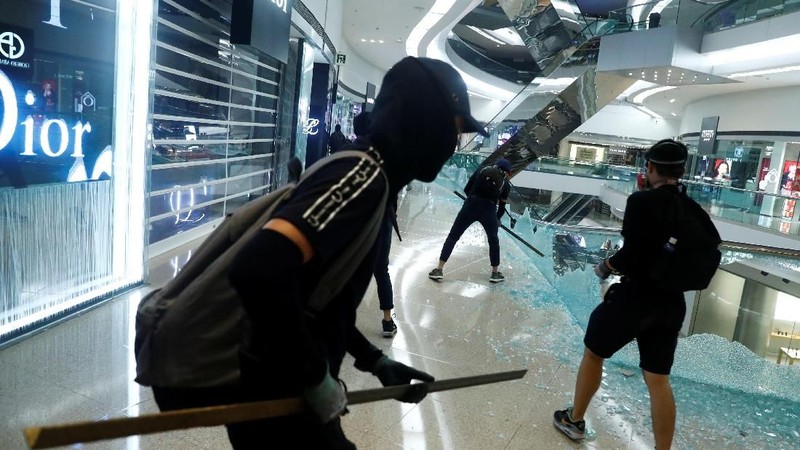 Aksi ekstrim pengunjuk rasa tak hanya di situ saja. Pendemo bakar pohon natal raksasa yang dipajang di dalam mall.
