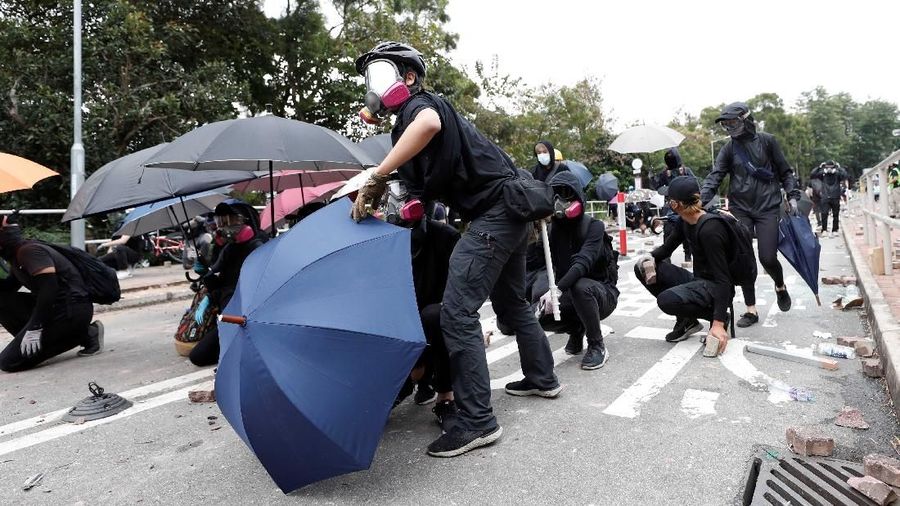 Demonstrasi makin menjadi-jadi di Hong Kong, Selasa (12/11/2019). Demo memanas paska penembakan seorang demontran oleh polisi, Senin lalu.
