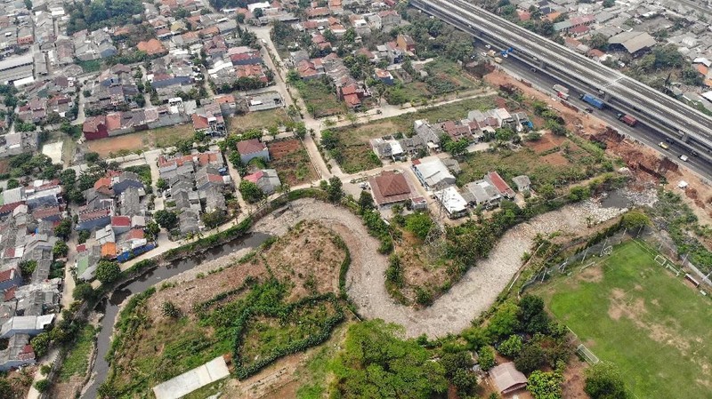 Berbagai jenis barang seperti sampah plastik, kayu, styrofoam, hingga sisa tumbuhan terlihat memadat.