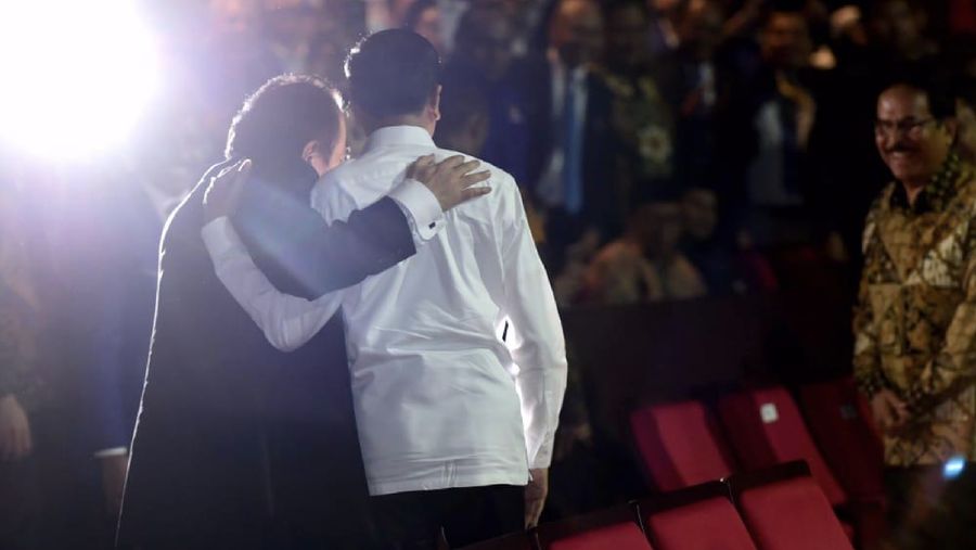 Jokowi dan Surya Paloh Berpelukan (Twitter Jokowi)
