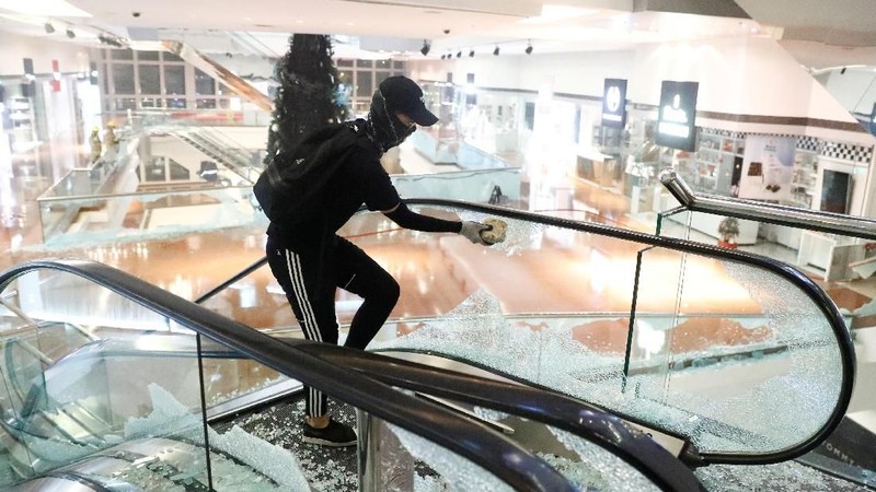 Aksi ekstrim pengunjuk rasa tak hanya di situ saja. Pendemo bakar pohon natal raksasa yang dipajang di dalam mall.