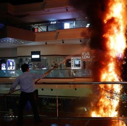 Hong Kong bak Lautan Api, Indeks Hang Seng Melemah Lagi