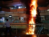 Hong Kong bak Lautan Api, Indeks Hang Seng Melemah Lagi