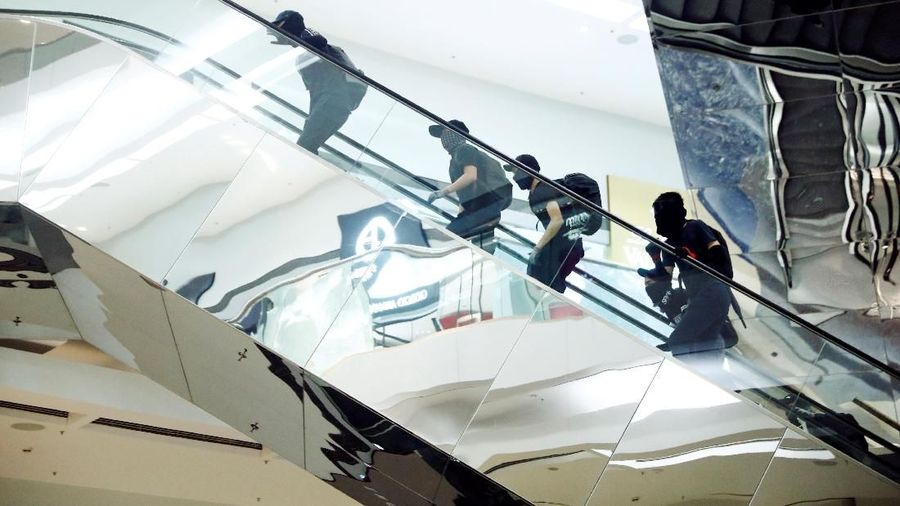 Aksi ekstrim pengunjuk rasa tak hanya di situ saja. Pendemo bakar pohon natal raksasa yang dipajang di dalam mall.