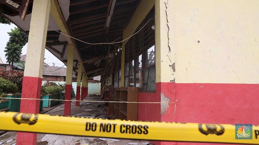 Sebanyak 3 ruang kelas Sekolah Dasar Negeri Malangnengah II, Jalan Raya Parungpanjang, Desa Malangnengah, Kecamatan Pagedangan, Kabupaten Tangerang, ambruk.