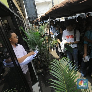 Demi Ikut CPNS, Ratusan Orang Rela Antre Buat SKCK