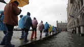 Venesia dilanda gelombang air pasang tertinggi dalam kurun waktu lebih dari 50 tahun terakhir. (AP Photo/Luca Bruno)
