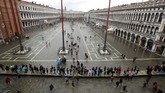 Ketinggian air mencapai 1,9 meter hingga membuat alarm peringatan banjir dibunyikan. (AP Photo/Luca Bruno)