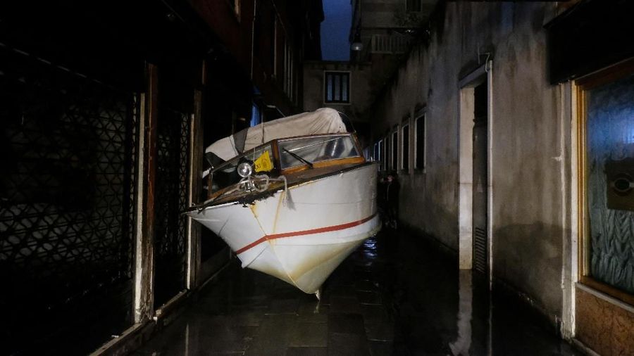 Venesia diperkirakan akan tenggelam dalam waktu satu abad lagi. Terutama bila pemanasan global tidak dibendung.