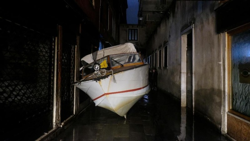 Venesia diperkirakan akan tenggelam dalam waktu satu abad lagi. Terutama bila pemanasan global tidak dibendung.