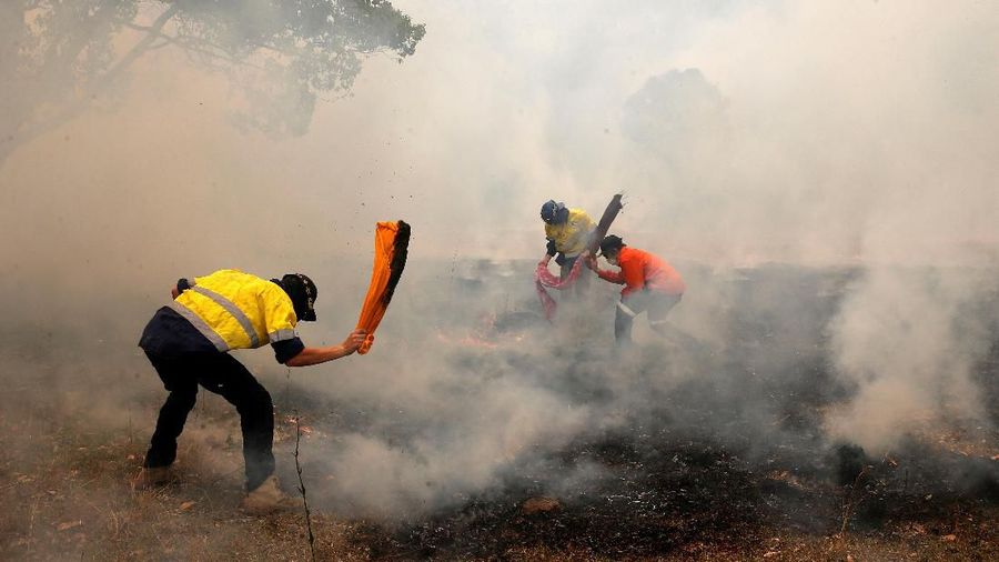 Kebakaran hutan di Australia terus membara dengan lebih dari 100 titik api. Kekeringan yang ekstrem dan terus-menerus telah menyebabkan ini terjadi