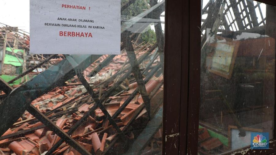 Sebanyak 3 ruang kelas Sekolah Dasar Negeri Malangnengah II, Jalan Raya Parungpanjang, Desa Malangnengah, Kecamatan Pagedangan, Kabupaten Tangerang, ambruk.