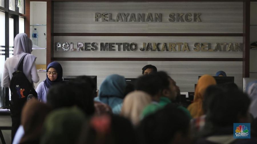Sejumlah warga antri saat pengurusan Surat Keterangan Catatan Kepolisian (SKCK) di Polres Jakarta Selatan, Rabu (13/11/2019). Pengurusan Surat Keterangan Catatan Kepolisian (SKCK) sebagai syarat administrasi dalam beberapa hari terakhir di daerah itu meningkat drastis sejak pemerintah membuka formasi penerimaan CPNS tahun 2019 secara nasional. (CNBC Indonesia/Andrean Kristianto)