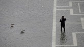 Sebelum banjir melanda, hujan disertai angin kencang menimpa Venesia pada Selasa (12/11) malam. (AP Photo/Luca Bruno)