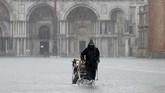 Lapangan Santo Markus menjadi salah satu lokasi banjir terparah lantaran letaknya yang berada di bagian terendah kota. (AP Photo/Luca Bruno)