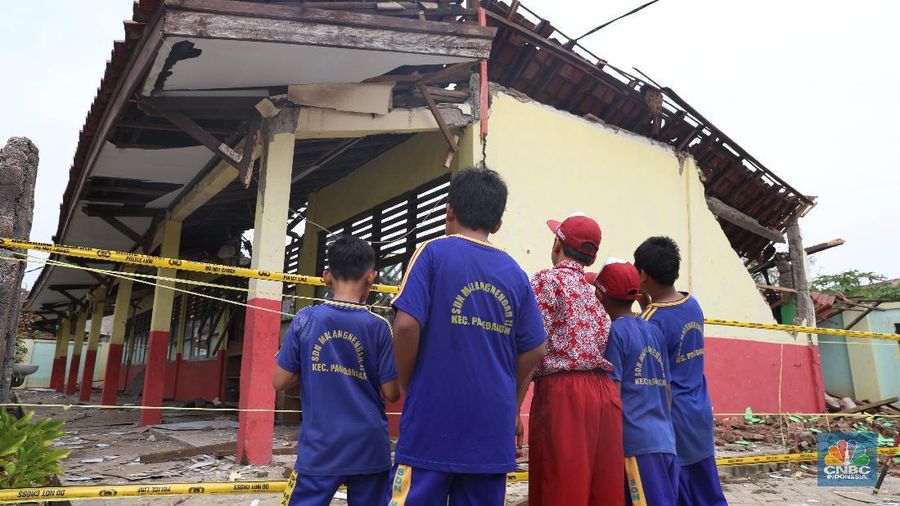 Sebanyak 3 ruang kelas Sekolah Dasar Negeri Malangnengah II, Jalan Raya Parungpanjang, Desa Malangnengah, Kecamatan Pagedangan, Kabupaten Tangerang, ambruk.