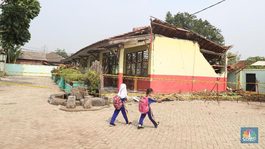 Sebanyak 3 ruang kelas Sekolah Dasar Negeri Malangnengah II, Jalan Raya Parungpanjang, Desa Malangnengah, Kecamatan Pagedangan, Kabupaten Tangerang, ambruk.