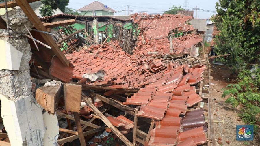 Sebanyak 3 ruang kelas Sekolah Dasar Negeri Malangnengah II, Jalan Raya Parungpanjang, Desa Malangnengah, Kecamatan Pagedangan, Kabupaten Tangerang, ambruk.