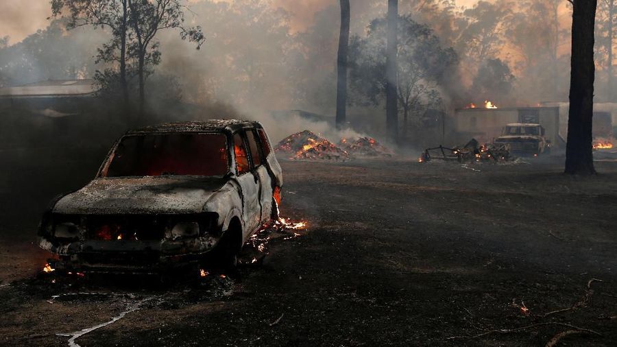 Kebakaran hutan di Australia terus membara dengan lebih dari 100 titik api. Kekeringan yang ekstrem dan terus-menerus telah menyebabkan ini terjadi