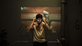 Dalam foto tertanggal 16 Oktober 2019, seorang pedemo Hong Kong bernama Jason berpose saat proyektor menampilkan gambar kerusuhan di negara tersebut. (AP Photo/Felipe Dana)