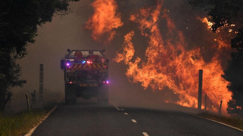 Kebakaran hutan di Australia terus membara dengan lebih dari 100 titik api. Kekeringan yang ekstrem dan terus-menerus telah menyebabkan ini terjadi