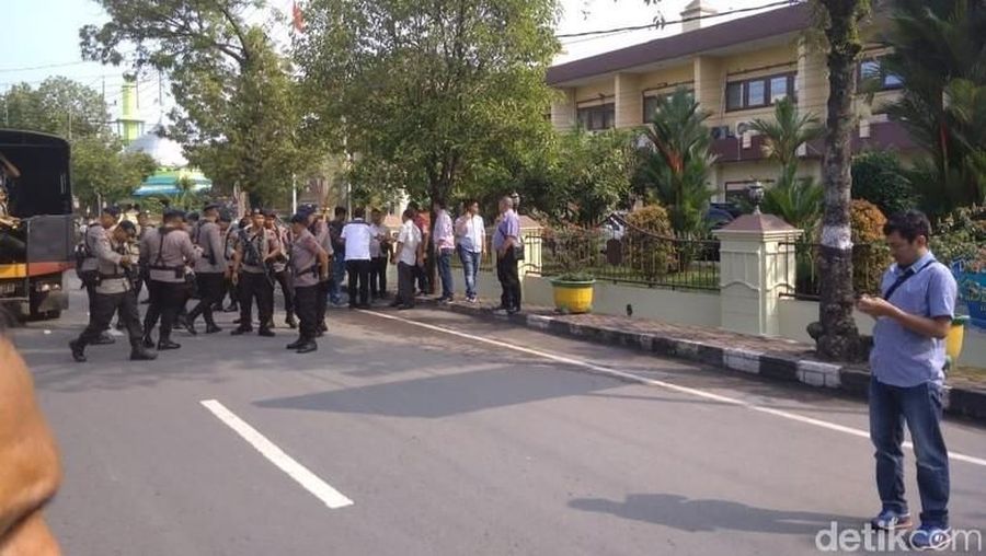 Telah terjadi ledakandi Markas Komando Polres Kota Besar (Polrestabes) Medan, Sumatera Utara, Rabu (13/11), pukul 08.45 WIB