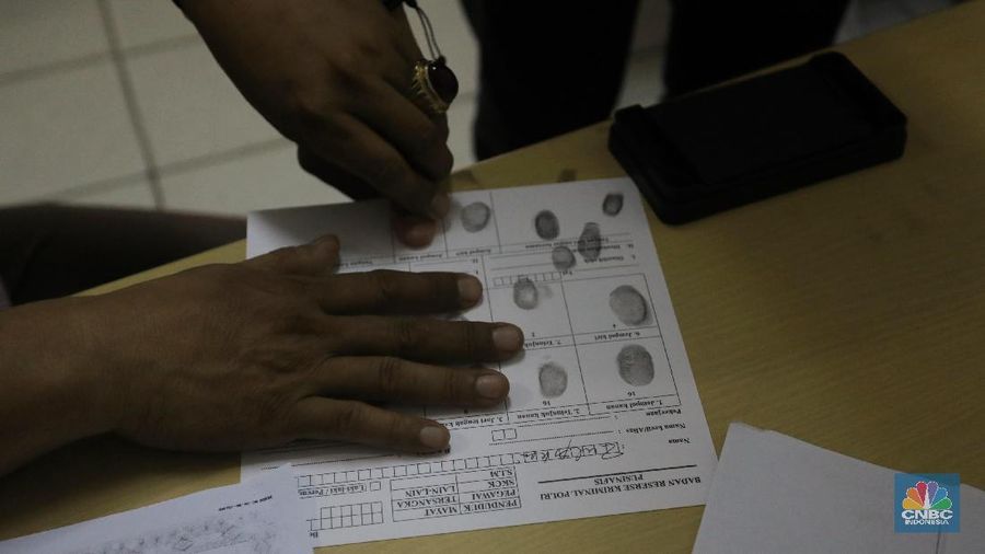 Sejumlah warga antri saat pengurusan Surat Keterangan Catatan Kepolisian (SKCK) di Polres Jakarta Selatan, Rabu (13/11/2019). Pengurusan Surat Keterangan Catatan Kepolisian (SKCK) sebagai syarat administrasi dalam beberapa hari terakhir di daerah itu meningkat drastis sejak pemerintah membuka formasi penerimaan CPNS tahun 2019 secara nasional. (CNBC Indonesia/Andrean Kristianto)