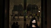 Dalam foto tertanggal 16 Oktober 2019, seorang pedemo Hong Kong bernama Sonia berpose di depan kaca pecah saat proyektor menampilkan gambar sebuah foto kerusuhan di negara tersebut. (AP Photo/Felipe Dana)