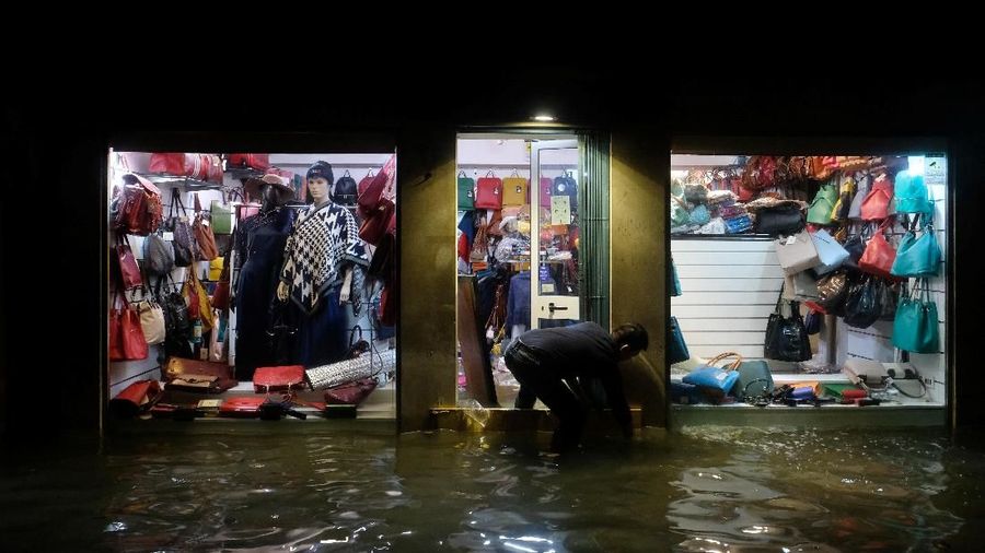 Venesia diperkirakan akan tenggelam dalam waktu satu abad lagi. Terutama bila pemanasan global tidak dibendung.