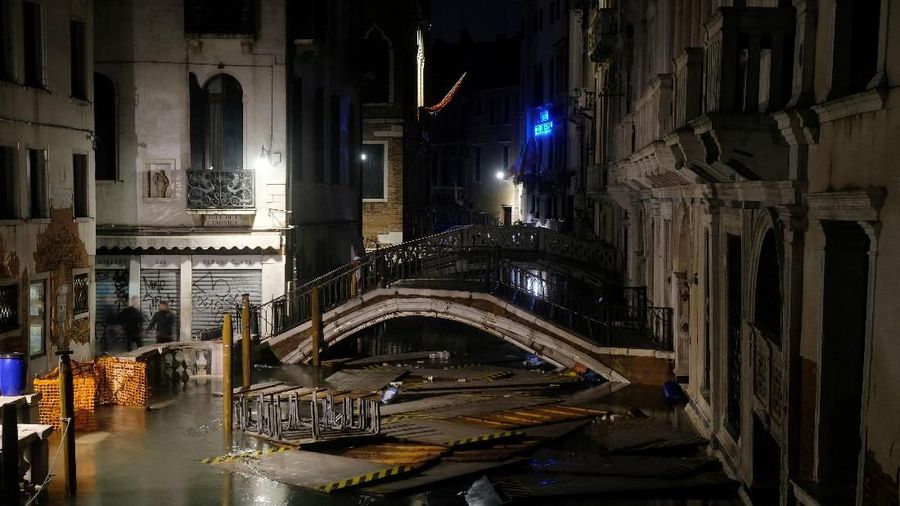 Venesia diperkirakan akan tenggelam dalam waktu satu abad lagi. Terutama bila pemanasan global tidak dibendung.