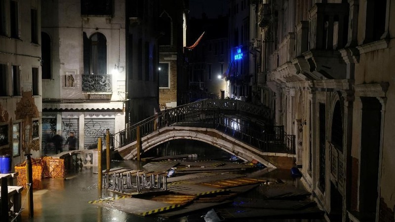 Venesia diperkirakan akan tenggelam dalam waktu satu abad lagi. Terutama bila pemanasan global tidak dibendung.