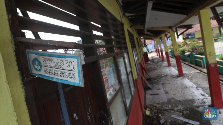 Sebanyak 3 ruang kelas Sekolah Dasar Negeri Malangnengah II, Jalan Raya Parungpanjang, Desa Malangnengah, Kecamatan Pagedangan, Kabupaten Tangerang, ambruk.